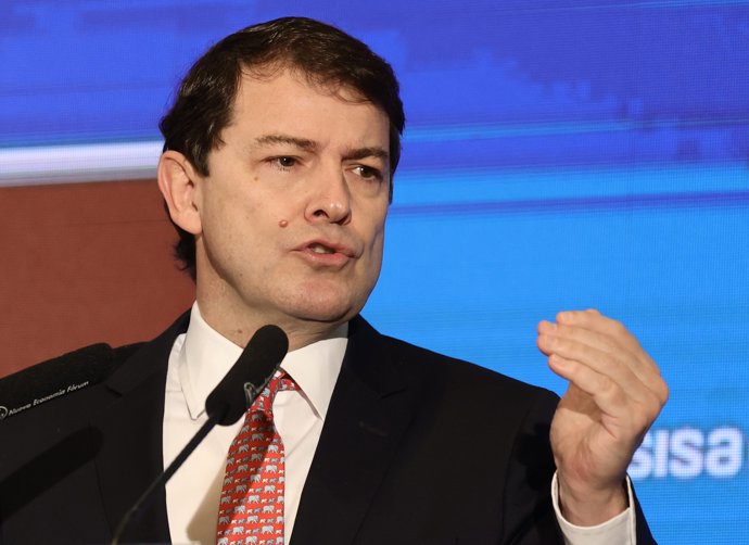 El presidente de Castilla y León y candidato a la reelección, Alfonso Fernández Mañueco, interviene en un desayuno informativo del Fórum Europa, en el Hotel Mandarín Oriental Ritz, a 10 de enero