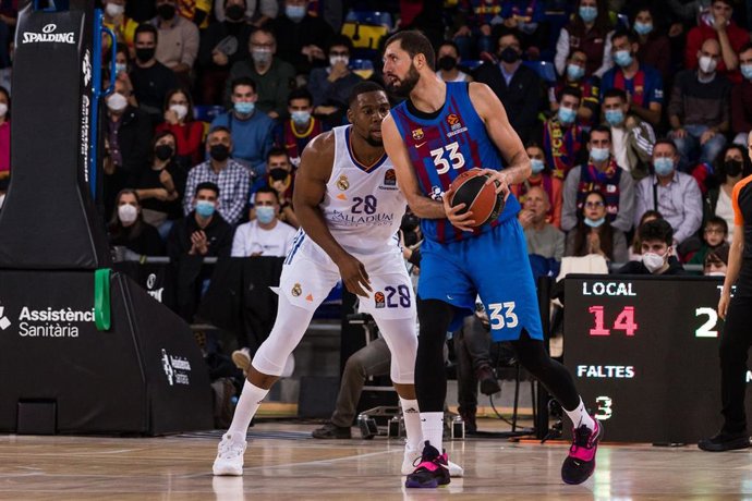 Nikola Mirotic ante Guerschon Yabusele en el Clásico Bara-Real Madrid de la Euroliga 2021-2022