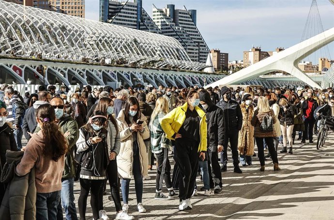 Archivo - Varias personas hacen cola para recibir la vacuna contra el Covid-19