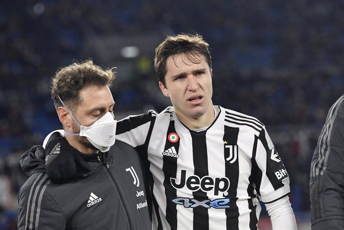 Federico Chiesa abandona el campo tras lesionarse en el Roma-Juventus de la Serie A 2021-2022