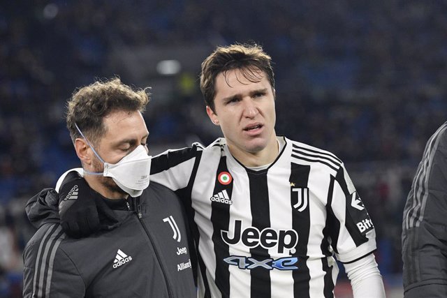 09 January 2022, Italy, Rome: Juventus' Federico Chiesa (R) leaves the pitch injured during the Italian Serie A soccer match between AS Roma and Juventus FC at the Olimpico stadium. Photo: Fabrizio Corradetti/LaPresse via ZUMA Press/dpa