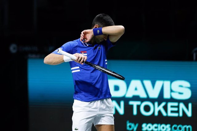 Archivo - Novak Djokovic se seca el sudor durante un partido de las Finales de la Copa Davis 2021