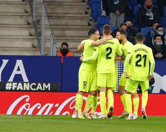 Los jugadores del Elche celebran uno de los goles de Pere Milla en el partido ante el Espanyol