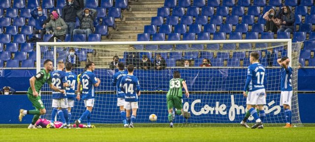 Momento del gol del empate del Eibar ante el Oviedo