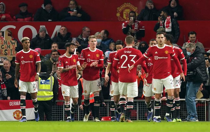 10 January 2022, United Kingdom, Manchester: Manchester United's Scott McTominay (3rd L) celebrates scoring his side's first goal with teammates during the English FA Cup third round soccer match between Manchester United and Aston Villa at Old Trafford