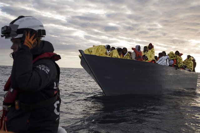 La organización alemana de salvamento marítimo Mission Lifeline en el Mar Mediterráneo en una operación en el Mediterráneo.  