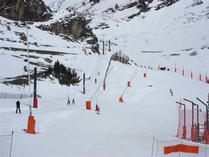 Archivo - Estación de esquí, pista de esquí