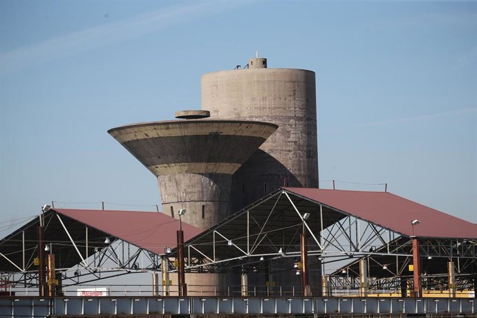 Archivo - Planta de producción industrial de acero