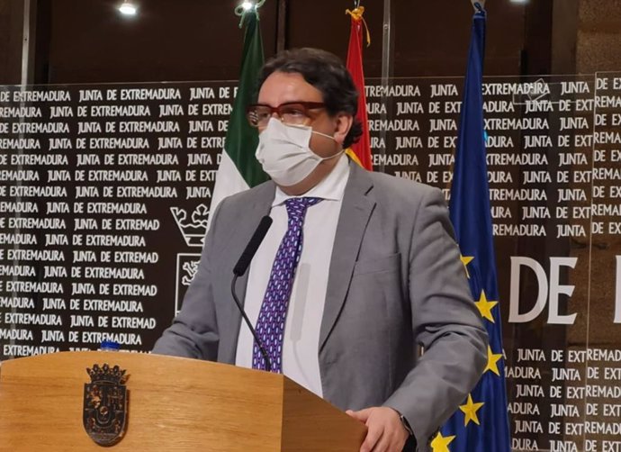 El vicepresidente segundo de la Junta de Extremadura y consejero de Sanidad y Servicios Sociales, José María Vergeles, en una imagen de archivo