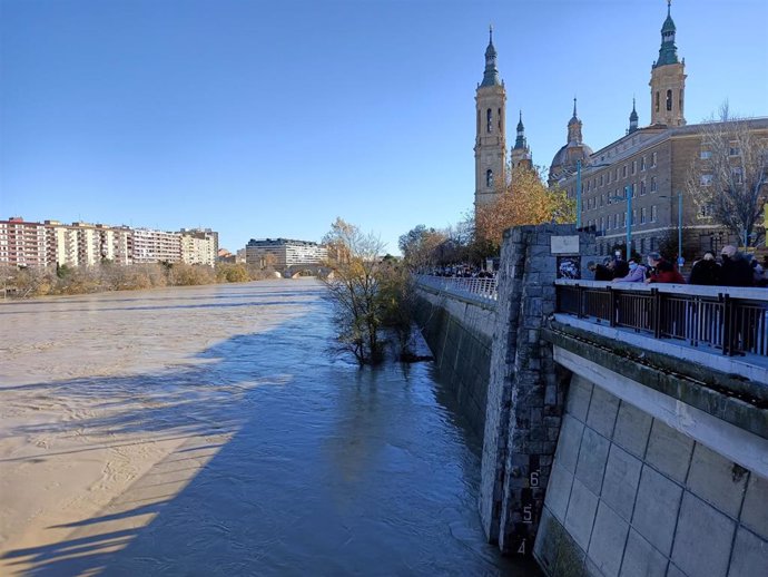 Foto de archivo de la crecida del río Ebro en diciembre de 2021 a su paso por la ciudad de Zaragoza.