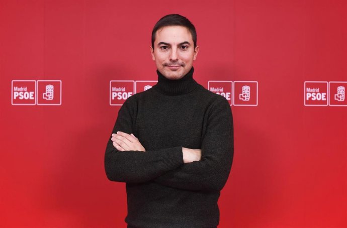 Archivo - El secretario general del PSOE-M, Juan Lobato, posa antes de presidir la primera reunión de la nueva Ejecutiva Regional del partido, en la sede del PSOE-M, a 15 de noviembre de 2021, en Madrid (España). La nueva dirección del PSOE-M, aprobada 