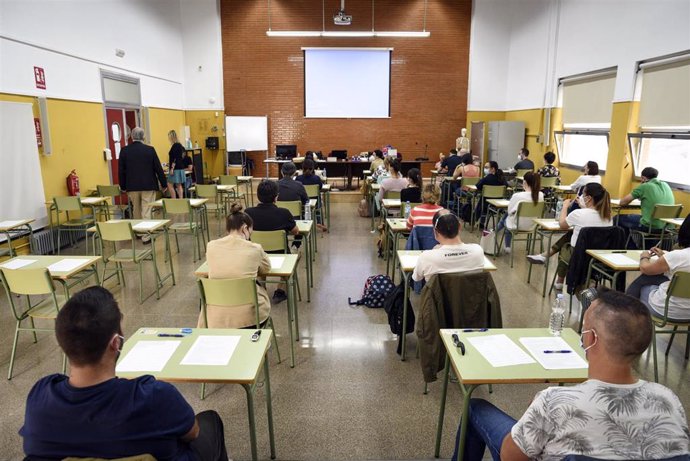 Archivo - Varias personas, durante un examen de las primeras oposiciones docentes de la Comunidad Valenciana tras el inicio de la pandemia, a 22 de mayo de 2021, en Valencia, (archivo)