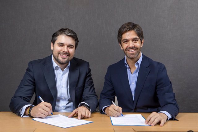 Archivo - Borja Oria (derecha), Managing Partner de Banca de Inversión de Arcano Partners y Joaquín Durán (izquierda), Fundador y Partner de BlueBull, firman el acuerdo de integración de BlueBull en Arcano