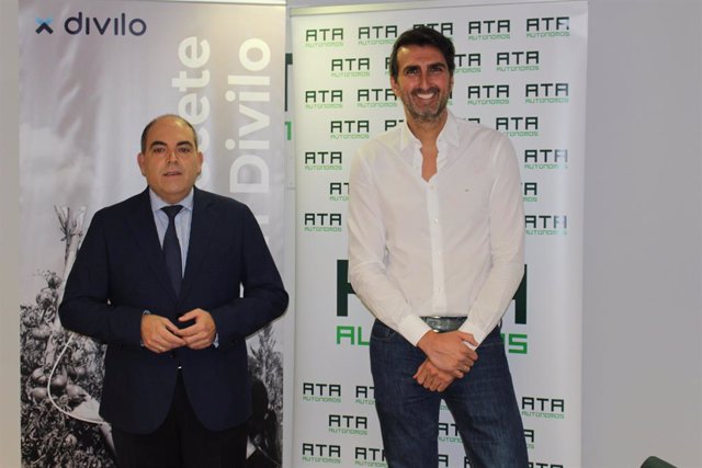 Lorenzo Amor, presidente de ATA, y Juan Guruceta, Fundador y CEO de Divilo, en la firma del convenio.