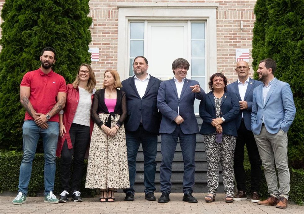 Archivo - (I-D) El rapero Josep Valtnyc; la diputada de ERC Meritxell Serret; la expresidenta del Parlament Carme Forcadell; el exvicepresidente y líder de ERC, Oriol Junqueras; el expresidente de la Generalitat y líder de Junts, Carles Puigdemont; la 