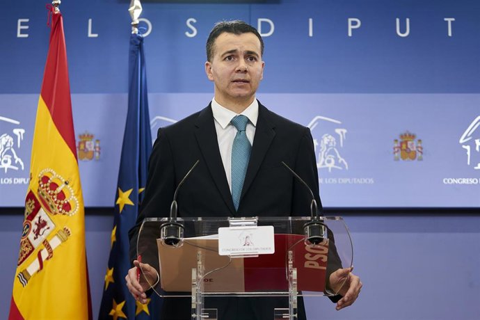 El portavoz del Grupo Parlamentario Socialista en el Congreso de los Diputados, Héctor Gómez, en una rueda de prensa anterior a una Junta de Portavoces en el Congreso de los Diputados, a 21 de diciembre de 2021, en Madrid, (España).