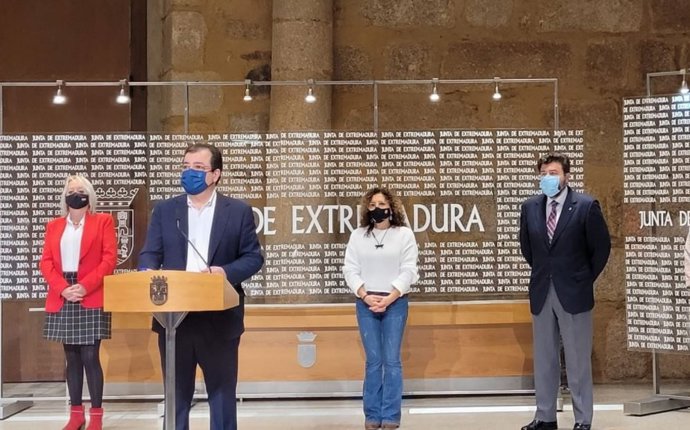 El presidente de la Junta de Exremadura, Guillermo Fernández Vara, firma con los agentes sociales la Estratega de Turismo Sostenible de Extremadura 2030. II Plan de Turismo de Extremadura 2021-2023
