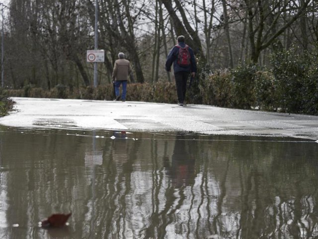 El Arga se estabiliza y se esperan vertidos normales para el Ebro en el tramo de Castejón y Tudela Varias personas en la zona donde se desbordó el río Arga a su paso por Pamplona el 10 de enero de 2022 en Pamplona, Navarra, España.