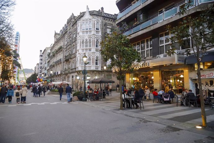 Un grupo de personas pasea por las calles de Vigo.
