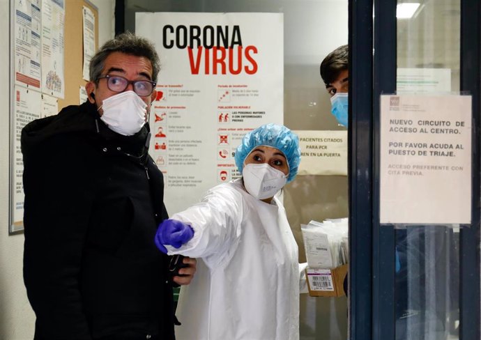 Una sanitaria en la puerta del Centro de Salud Universidad, a 21 de diciembre de 2021, en Madrid, (España). Los test de antígenos son la opción de muchas personas para evitar la propagación de contagios de coronavirus ante el aumento de las últimas sema
