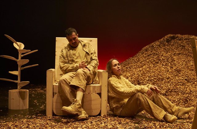 Los actores Héctor Morales y Núria Lloansi en la obra 'Fuego fuego', de Manuela Infante.