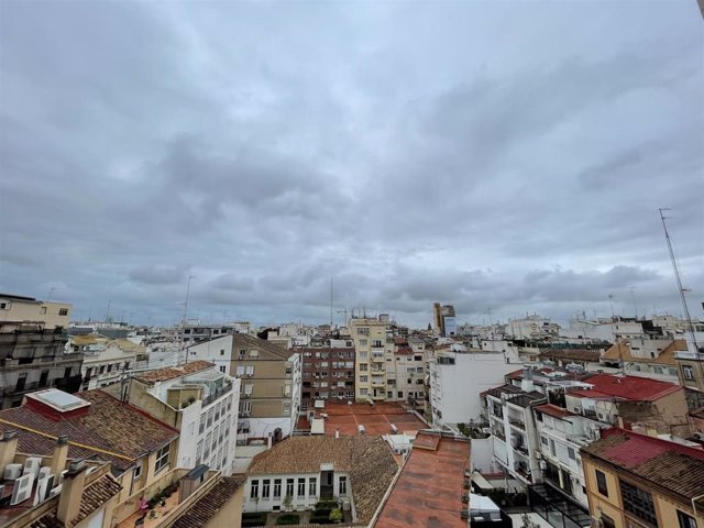 Archivo - Cielo nuboso y lluvias este domingo en València