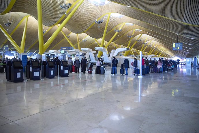 Varias personas hacen cola en el aeropuerto Adolfo Suárez, Madrid-Barajas, a 5 de enero de 2022, en Madrid (España). 