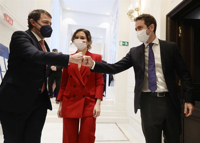 El presidente de Castilla y León y candidato a la reelección, Alfonso Fernández Mañueco; la presidenta de la Comunidad de Madrid, Isabel Díaz Ayuso; y el secretario general del PP, Teodoro García Egea, en un acto del Fórum Europa. En Madrid, 10 de enero.