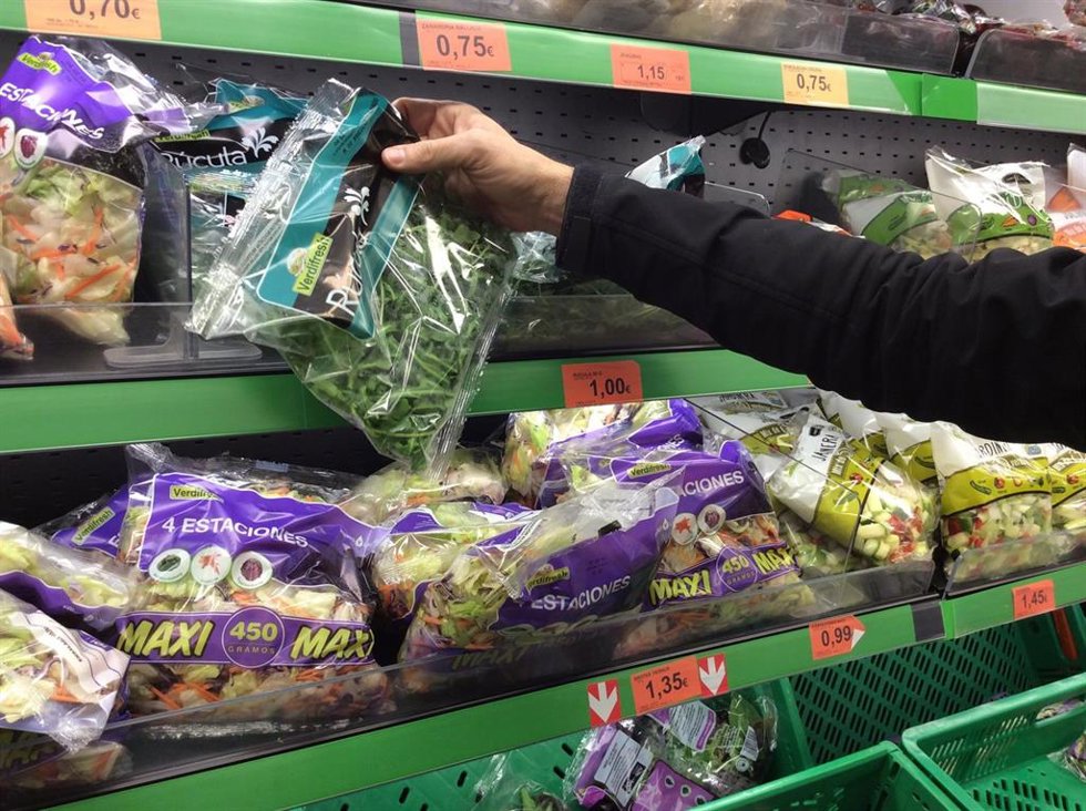 Archivo - Precios, IPC, inflación, consumo, ensalada, ensaladas, compra, compras, comprar, comprando, supermercado, mercado
