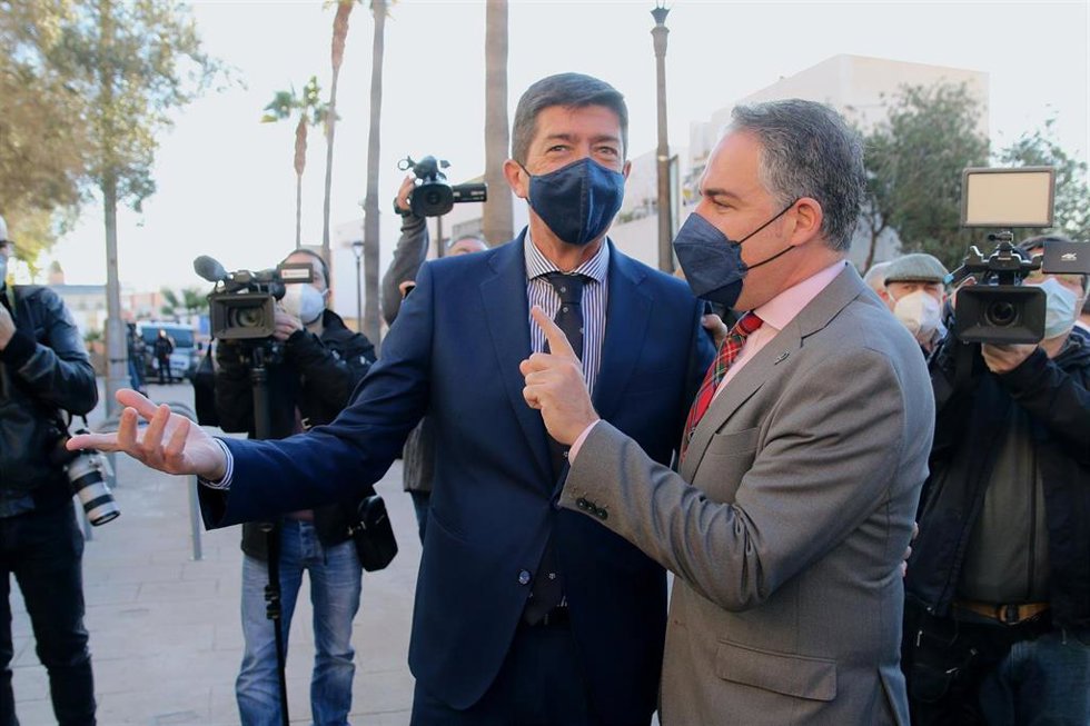 El vicepresidente de la Junta y consejero, Juan Marín, dialoga con el consejero de la Presidencia, Elías Bendodo, antes del inicio de la reunión del Consejo de Gobierno en Almería.