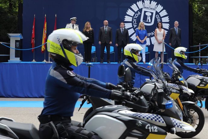 Archivo - Sobre el escenario: El comisario general de la Policía Municipal de Madrid, Teodoro Pérez García (1i).