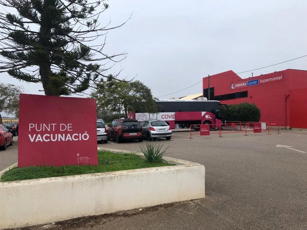 Archivo - Autobús de vacunación Vacubús a las puertas de un supermercado en Manacor.