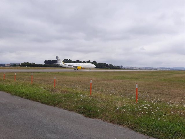 Archivo - Avión en la pista del aeropuerto Seve Ballesteros preparándose para despegar