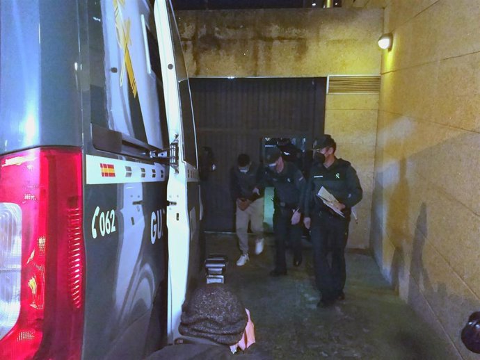 El joven D.M.C., detenido como presunto autor del asesinato de un profesor jubilado en Vigo, a la salida de los juzgados de la ciudad, desde donde fue trasladado tras decretarse prisión provisional.