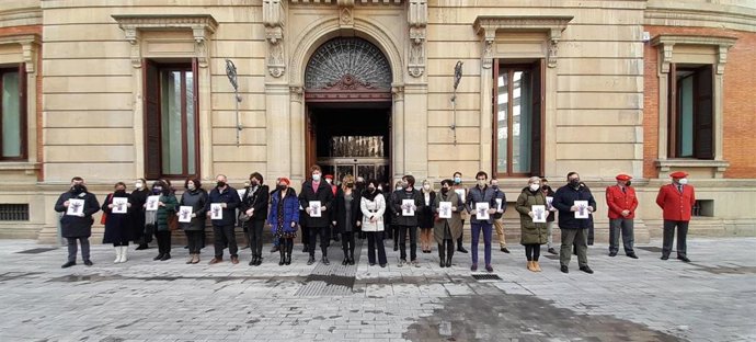 Concentración mantenida a las puertas del Parlamento de Navarra  a en repulsa por los asesinatos por violencia de género cometidos en los últimos días