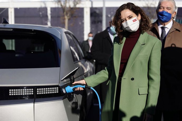 La presidenta de la Comunidad de Madrid, Isabel Díaz Ayuso, inaugura la mayor electrolinera de carga rápida en España para vehículos eléctricos, en la Electrolinera ENDESA, a 11 de enero de 2022, en Pozuelo de Alarcón, Madrid, (España). 