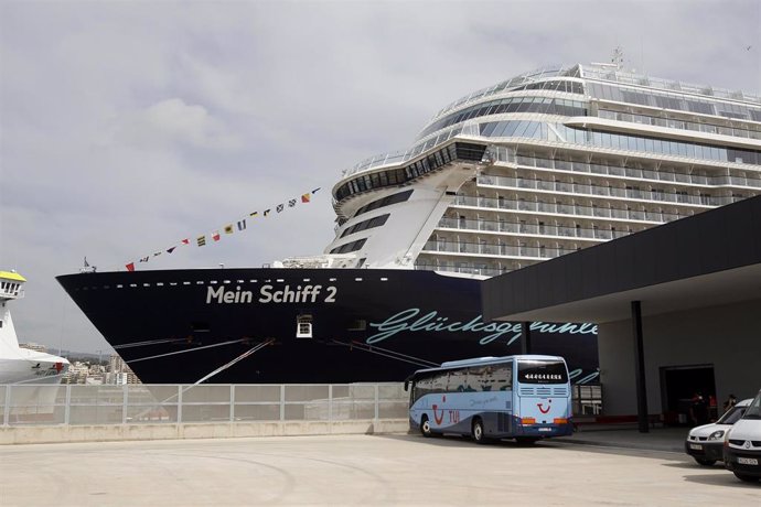 Archivo - El buque 'Mein Schiff 2'. 