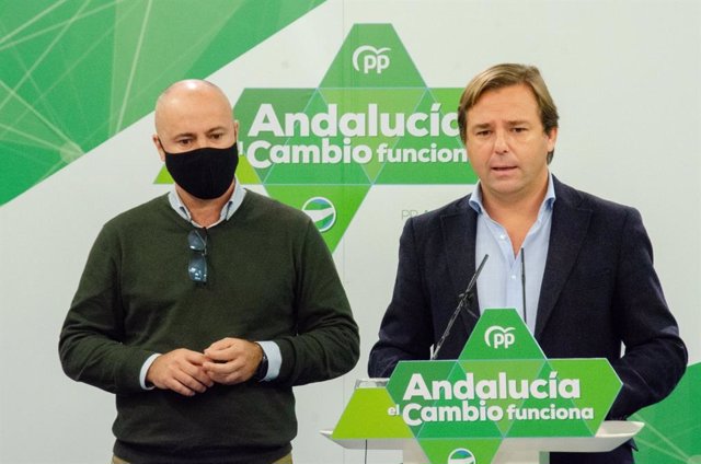 El coordinador general del PP de Andalucía, Antonio Repullo (d.) y el vicesecretario de Agricultura, Ganadería y Pesca del PP andaluz, José Carlos Álvarez (i.), este martes