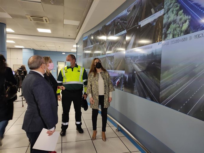 La delegada del Gobierno en Castilla y León, Virginia Barcones, (derecha) en la sala de pantallas del Centro de Gestión de Tráfico, en Valladolid.