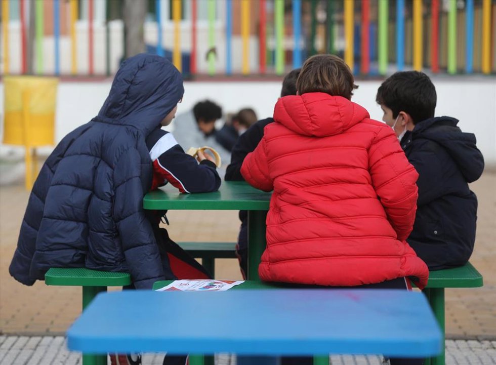 Varios niños juegan en el recreo durante el primer día de clase presencial tras la Navidad, en el Colegio Privado Alameda de Osuna, a 10 de enero de 2022, en Madrid, (España)