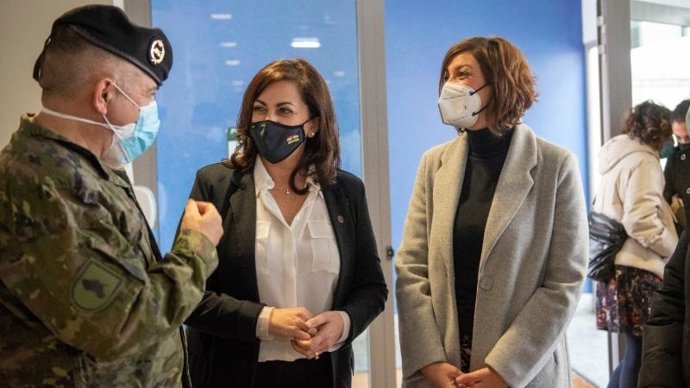 La presidenta del Gobierno, Concha Andreu, ha dado la bienvenida, esta mañana junto a la delegada del Gobierno en La Rioja, María Marrodán, a uno de los tres equipos de vacunación móviles que el Ministerio de Defensa ha concedido a La Rioja