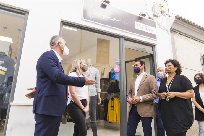 Archivo - El presidente de Diputación, Javier A. García, visita comercios que han recibido ayuda europea a través del proyecto de autoempleo cofinanciado por la Diputación de Almería y la Unión Europea.