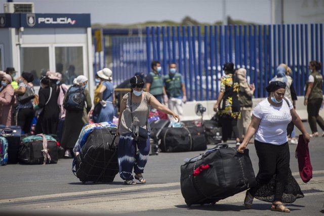 Archivo - Varias temporeras marroquíes embarcan desde el Muelle Sur del Puerto de Huelva rumbo a Marruecos en la campaña de 2020.