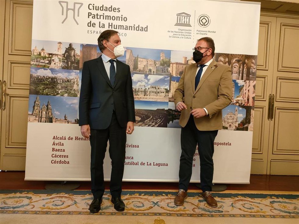 El alcalde de Salamanca (i), Carlos García Carbayo, junto al alcalde de Mérida, Antonio Rodríguez (d), en el Ayuntamiento de Salamanca.
