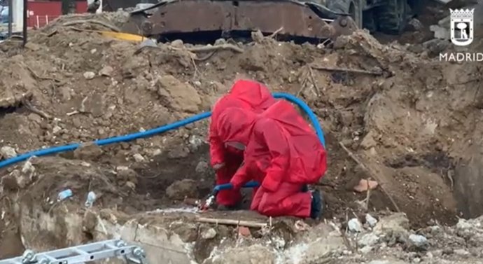 Bomberos de Madrid controlan fugas de gas propano, con quema controlada, en las obras de un solar municipal en Mirasierra