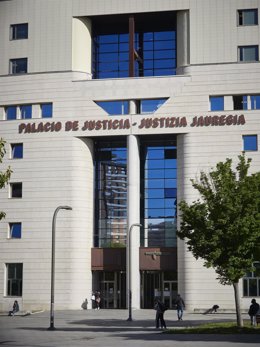 Archivo - Fachada del Palacio de Justicia de Pamplona.
