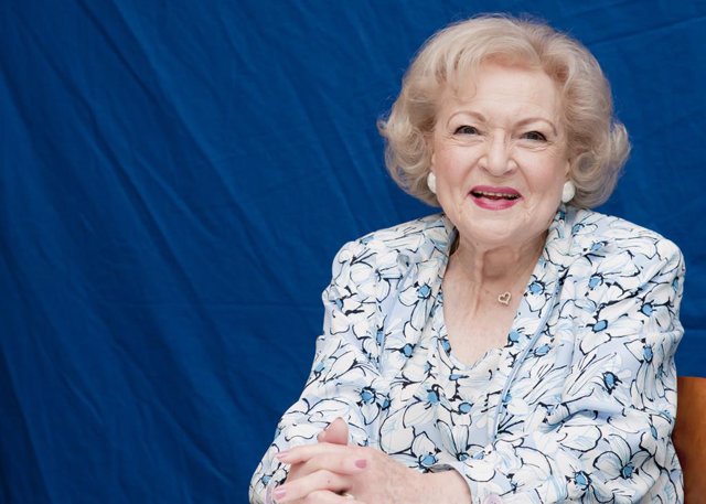 Archivo - US Actress Betty White poses for a picture in Los Angeles. Betty White  has died at the age of 99. White passed away at her home on Friday morning just weeks before her 100th birthday January 17th. 