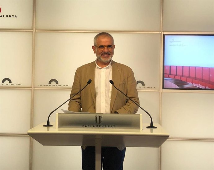 El líder de Cs en Catalunya, Carlos Carrizosa, en rueda de prensa en el Parlament, a 11 de enero de 2022, en Barcelona.