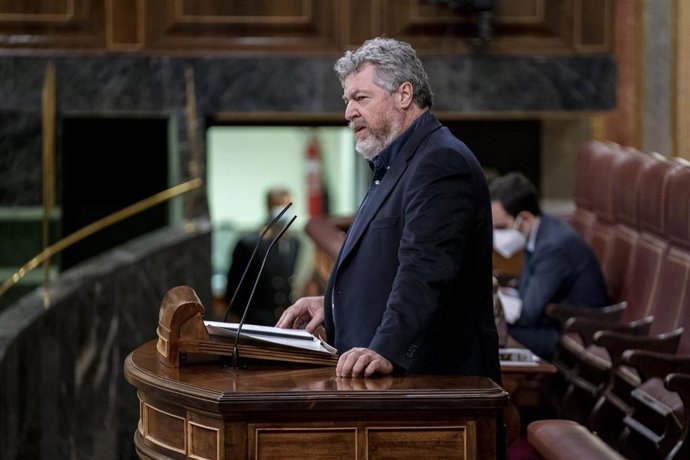 Archivo - El diputado de Unidas Podemos, Juan Antonio López de Uralde, interviene en una sesión plenaria, en el Congreso de los Diputados, a 2 de diciembre de 2021, en Madrid (España). 