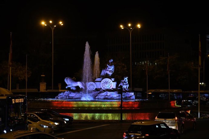 Archivo - La fuente de Cibeles iluminada con la bandera de España